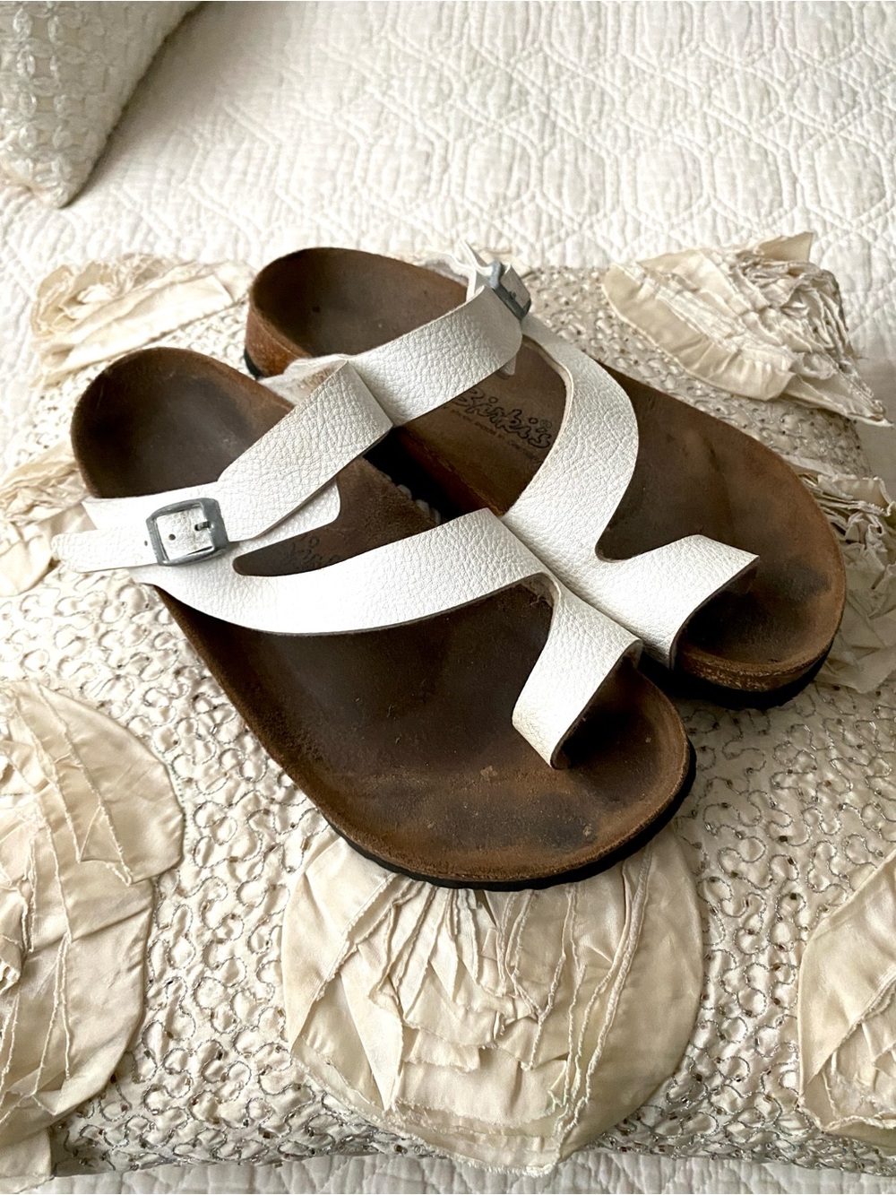 Birkis Fuji Single Toe Loop Sandals White Adjustable Strap Size 7 (240) (37)